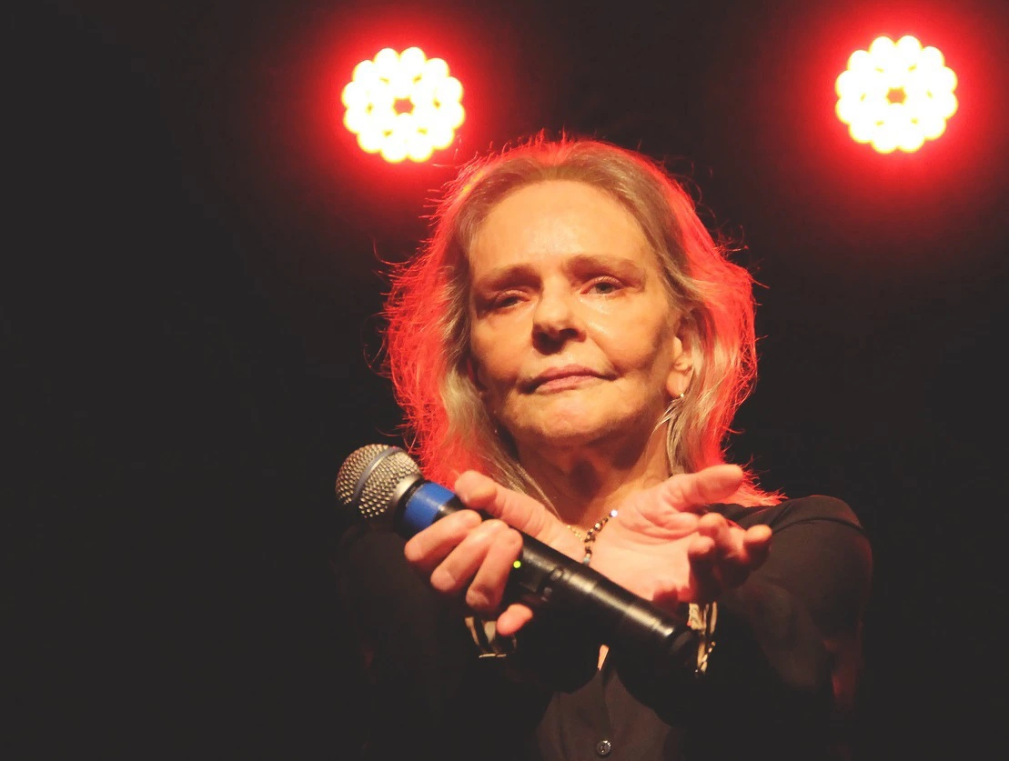 Morre Angela Ro Ro, ícone da música brasileira, aos 75 anos